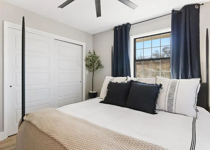 Craftsmen Gem 2-br House Walk Whiskey Rowsleep 6